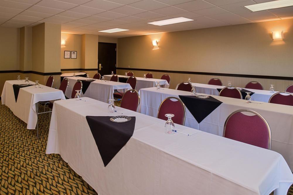 Ramada Plaza Rochester Airport Екстериор снимка