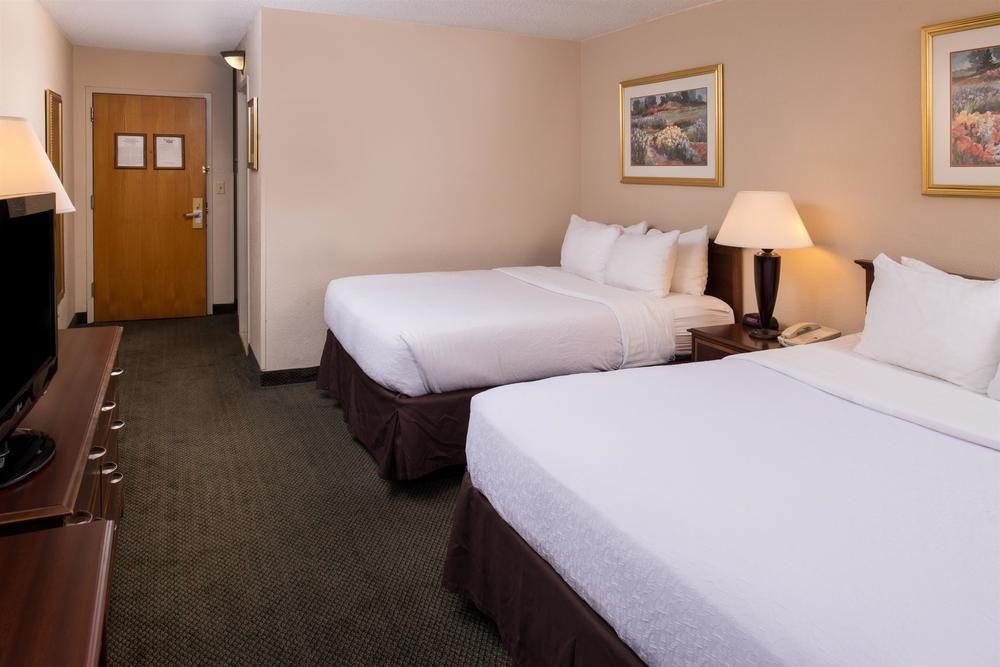 Ramada Plaza Rochester Airport Екстериор снимка