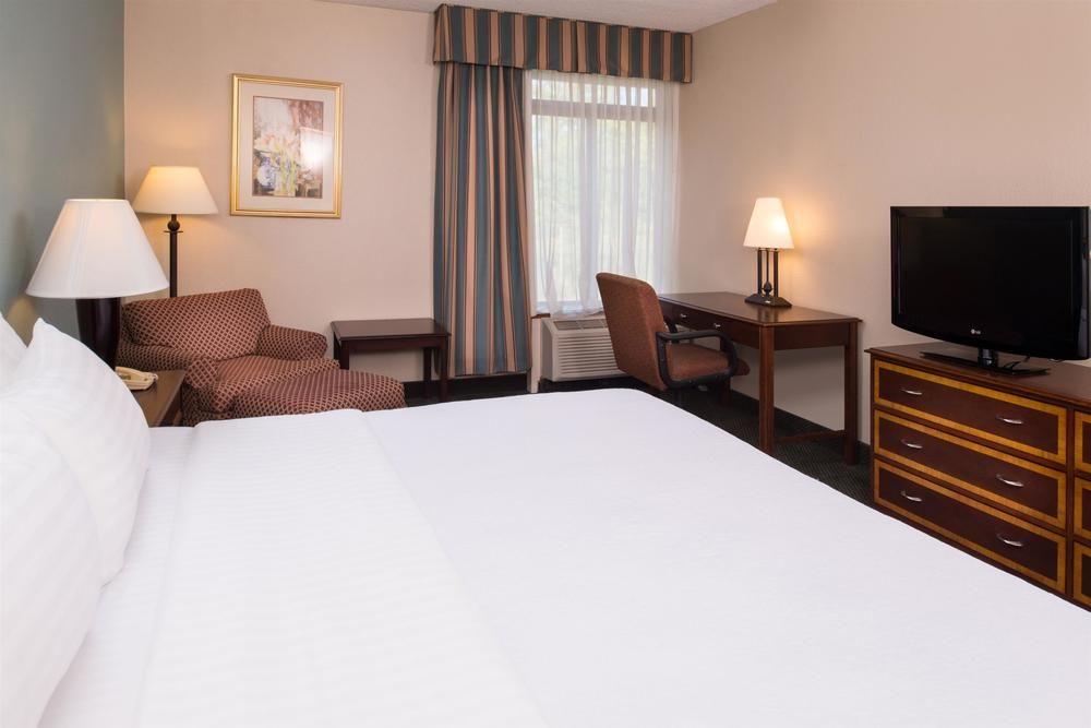 Ramada Plaza Rochester Airport Екстериор снимка