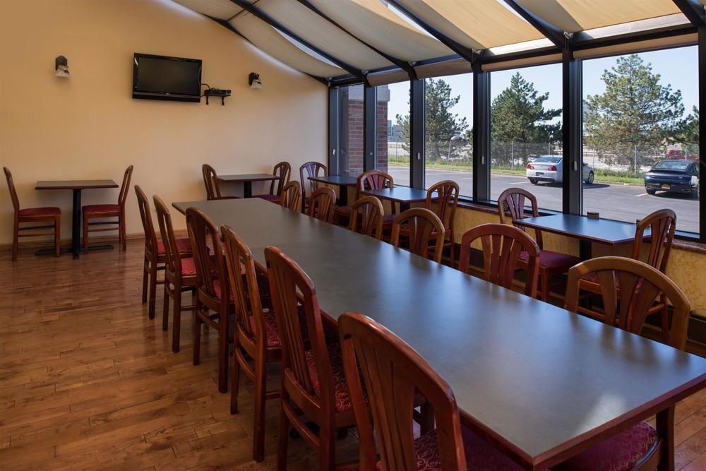 Ramada Plaza Rochester Airport Екстериор снимка