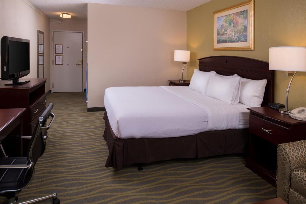 Ramada Plaza Rochester Airport Екстериор снимка