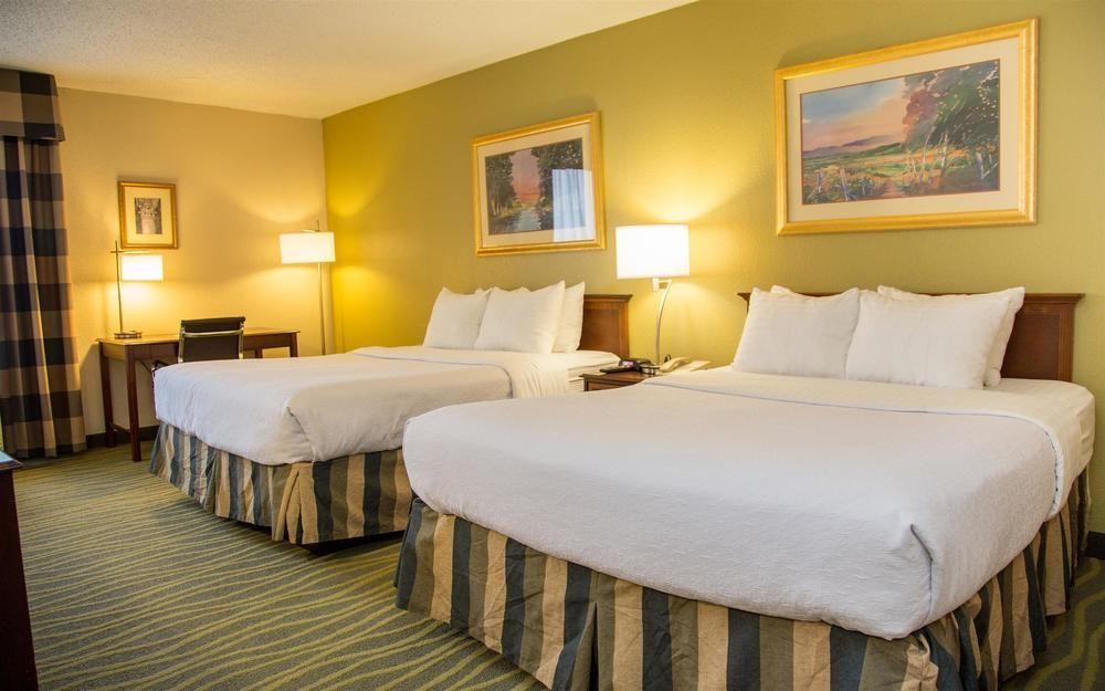 Ramada Plaza Rochester Airport Екстериор снимка