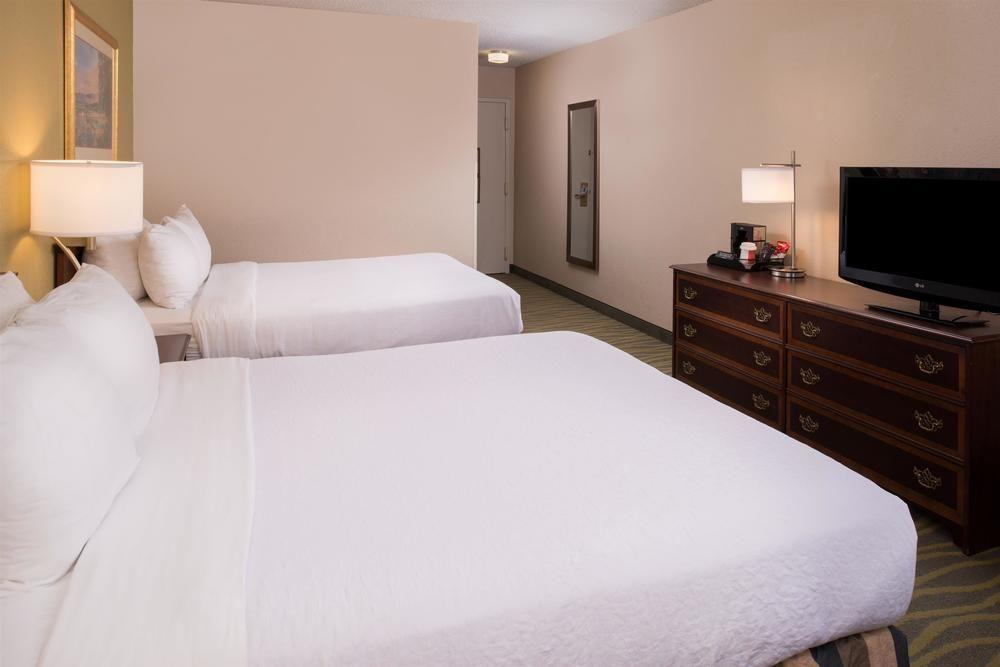 Ramada Plaza Rochester Airport Екстериор снимка