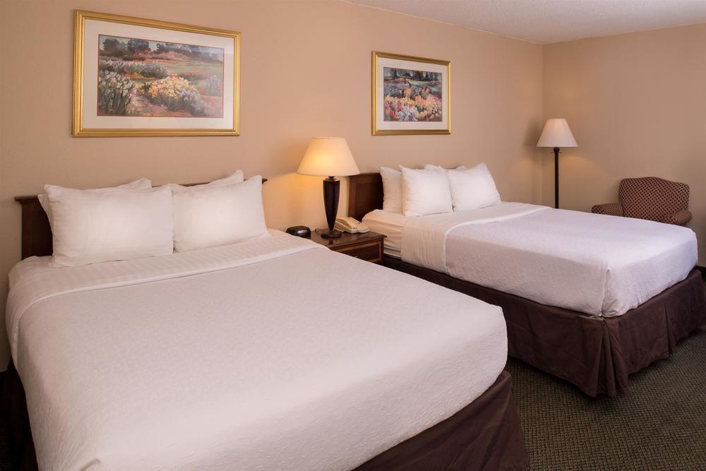Ramada Plaza Rochester Airport Екстериор снимка