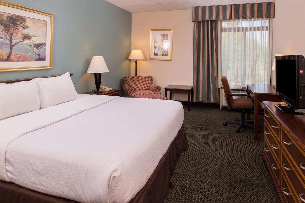 Ramada Plaza Rochester Airport Екстериор снимка