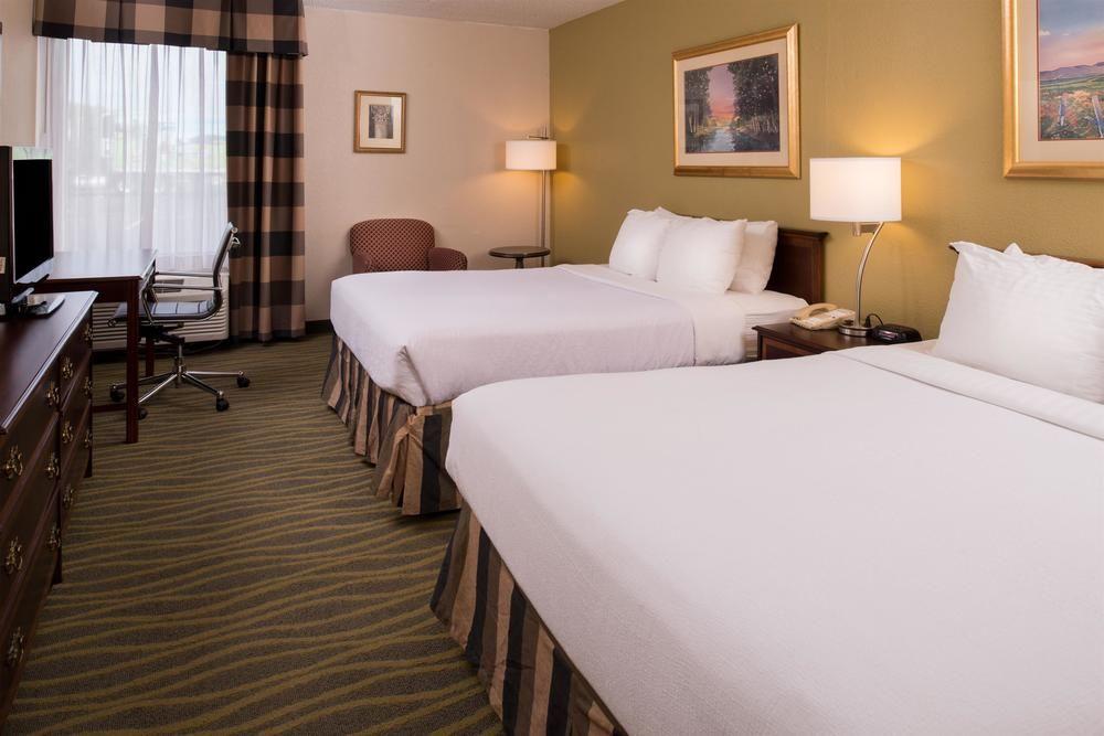 Ramada Plaza Rochester Airport Екстериор снимка