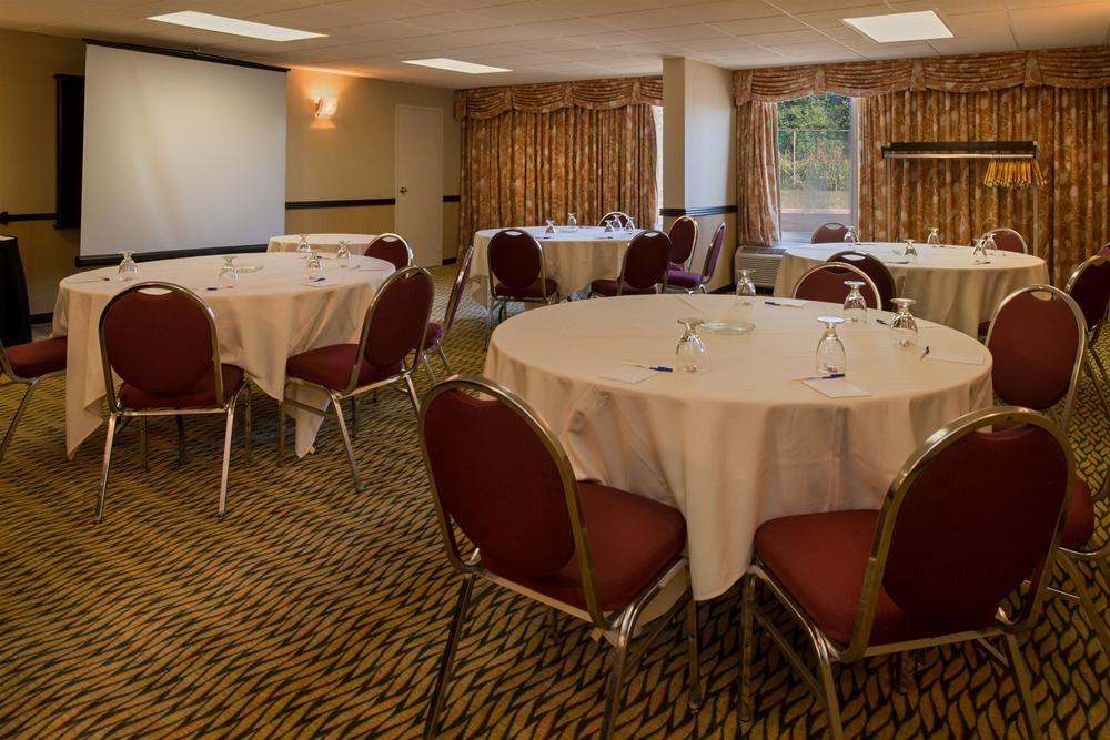 Ramada Plaza Rochester Airport Екстериор снимка