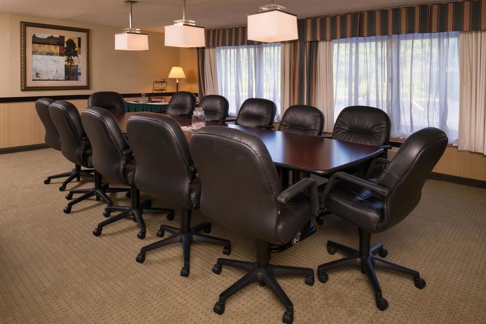 Ramada Plaza Rochester Airport Екстериор снимка