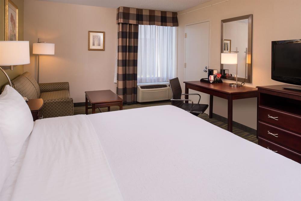 Ramada Plaza Rochester Airport Екстериор снимка
