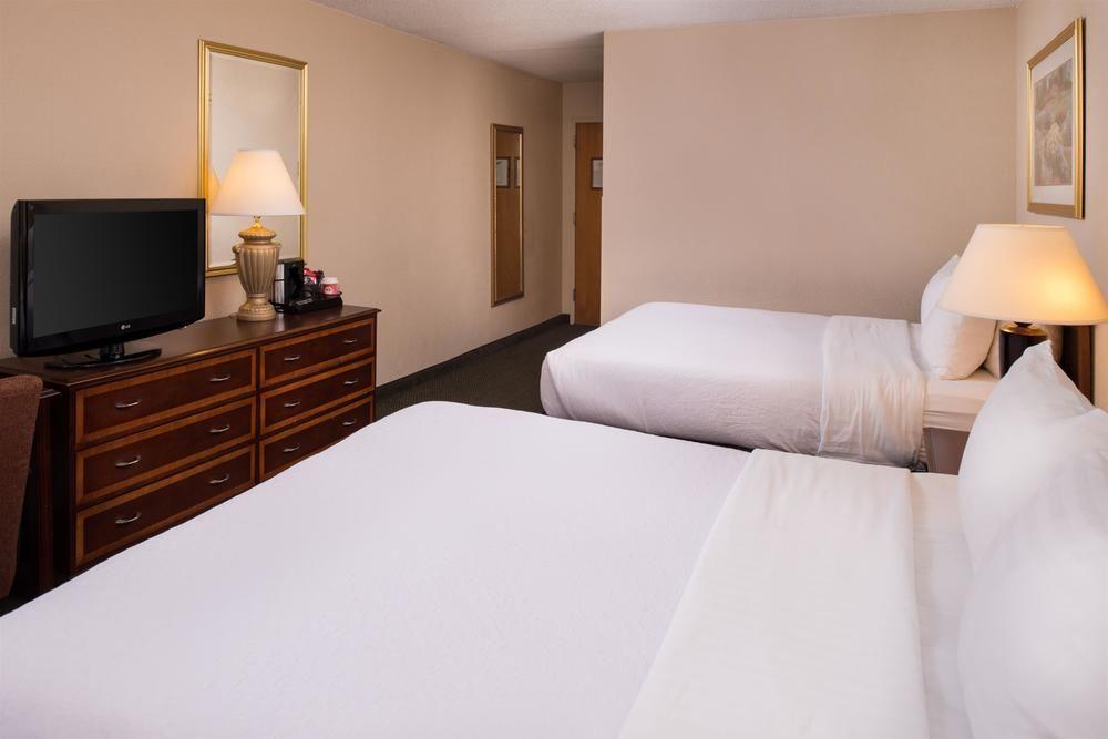 Ramada Plaza Rochester Airport Екстериор снимка