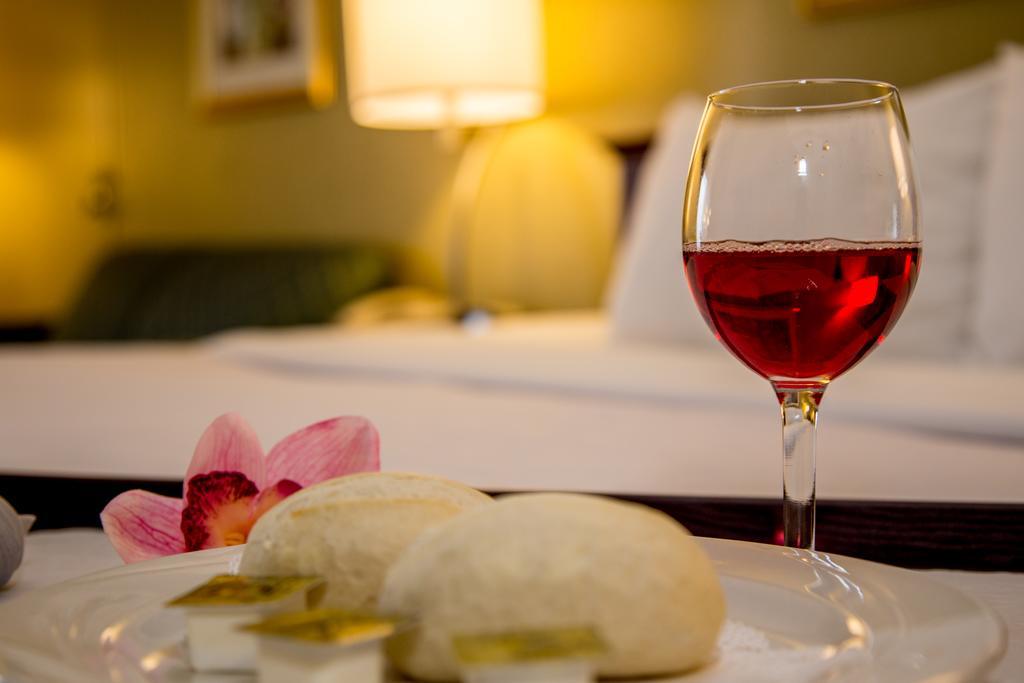 Ramada Plaza Rochester Airport Екстериор снимка