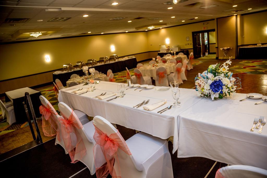 Ramada Plaza Rochester Airport Екстериор снимка