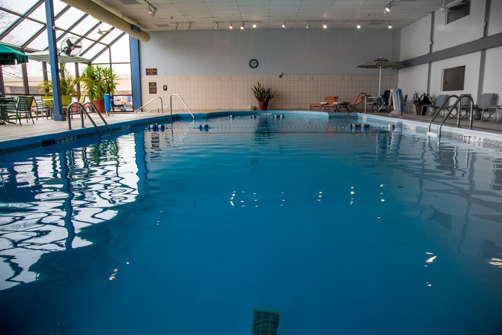 Ramada Plaza Rochester Airport Екстериор снимка