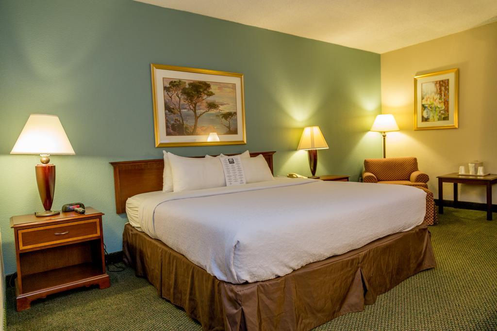 Ramada Plaza Rochester Airport Екстериор снимка