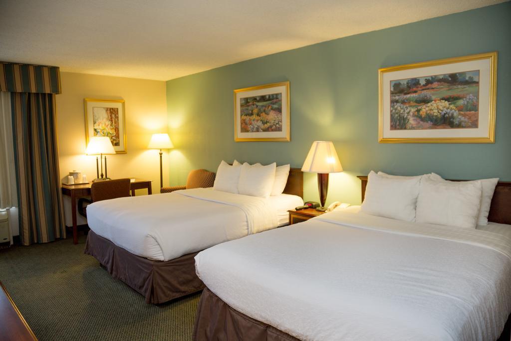 Ramada Plaza Rochester Airport Екстериор снимка