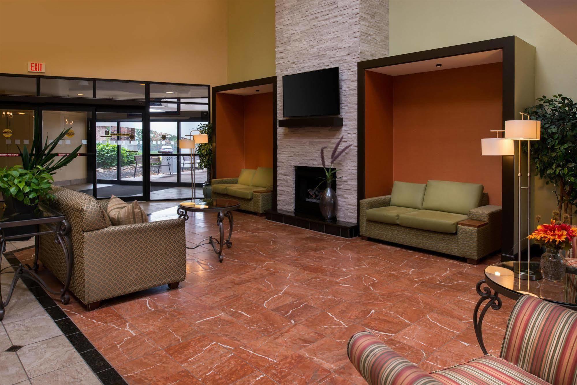 Ramada Plaza Rochester Airport Екстериор снимка