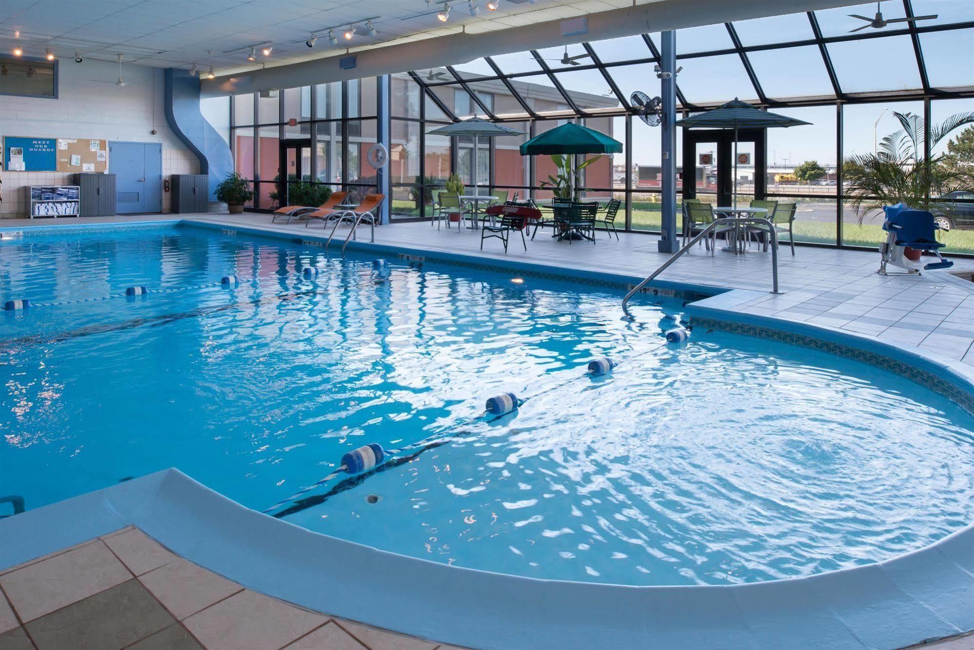Ramada Plaza Rochester Airport Екстериор снимка