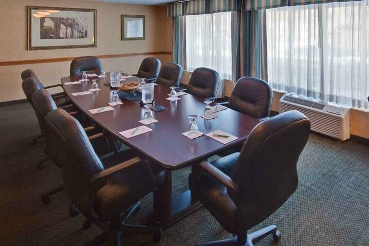 Ramada Plaza Rochester Airport Екстериор снимка